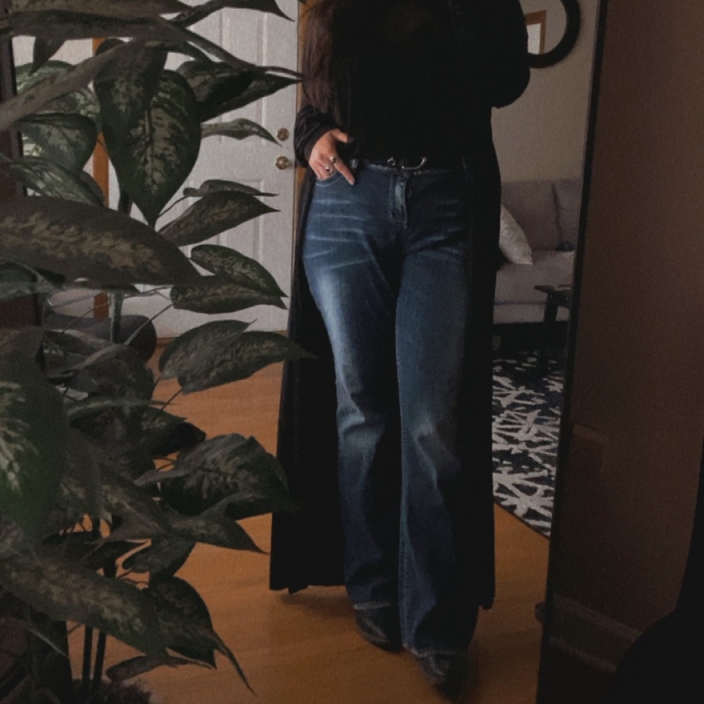 Dark blue flare/bootcut jeans with a great nice stretch and soft bleached wash.